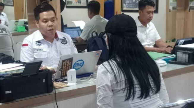 Tersangka pemasok psikotropika untuk selebriti Lucinta Luna, IF alias FLO saat pemeriksaan di Polres Metro Jakarta Barat, Kamis (13/2/2020). (ANTARA/Devi Nindy)