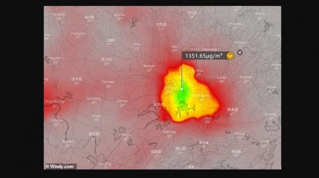 Foto satelit Wuhan tampak merah, ilmuwan klaim akibat kremasi pasien virus corona (Windy.com via Daily Mail)