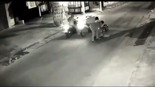 Viral Aksi Brutal Trio Begal Bekasi Terekam Cctv Polisi Lacak Pelat Nomor 0398