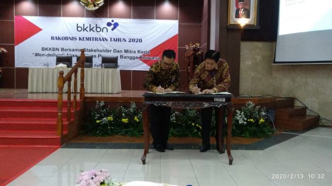 Kepala BKKBN dr. Hasto Wardoyo Sp.OG (ki) & Ketua Yayasan DKT Indonesia Freddy Kapuangan (ka) (Doc. DKT Indonesia)