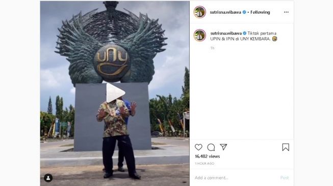 Rektor UNY Sutrisna Wibawa dan pematung I NYoman Nuarta joget TikTok di depan Patung Kembara UNY, Kamis (13/2/2020). - (Instagram/@sutrisna.wibawa)