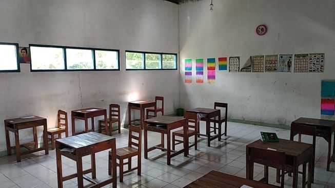 Suasana kelas di SMP Muhammadiyah Butuh, Desa Tamansari, Kecamatan Butuh, Kabupaten Purworejo usai kegiatan belajar mengajar, Kamis (13/2/2020). - (Suara.com/Baktora)