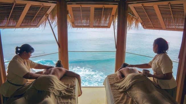 pasangan sedang menikmati terapi pijat di La Joya Biu Biu Resort, Jimbaran, Bali. (Booking.com)