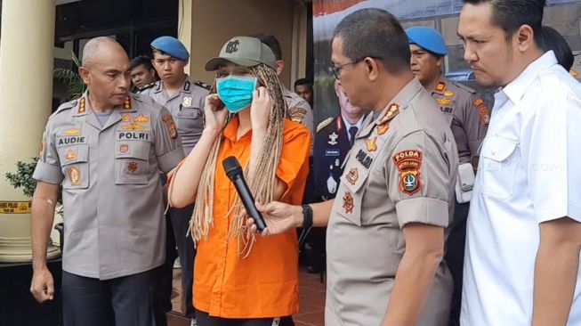 Tersangka kasus narkoba Lucinta Luna membuka masker saat menjalani pemeriksaan lanjutan kasus narkoba di Polres Metro Jakarta Barat, Kamis (13/2). [Suara.com/Ismail]