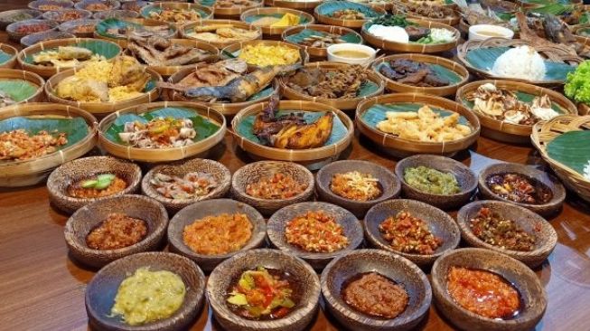 Aneka menu kuliner nusantara dan 30 jenis sambal di Restoran Bu Eva Spesial Sambal. (Suara.com/Silfa Humairah)