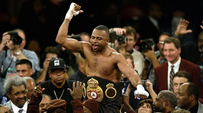 Roy Jones Jr. merayakan keberhasilan menjadi juara dunia baru kelas berat WBA usai mengalahkan John Ruzi di Thomas and Mack Center, Las Vegas, Sabtu (1/3/2003). [AFP/Hector Mata]