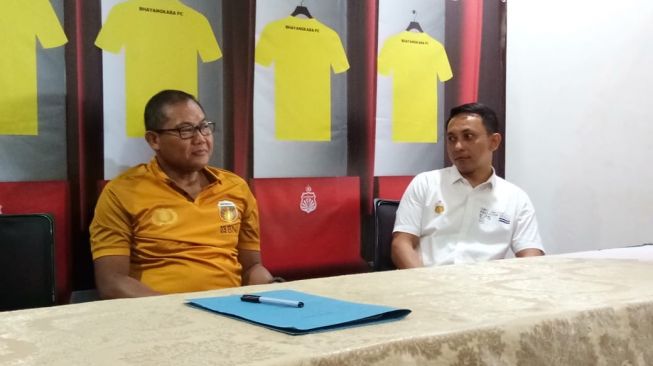 Manajer Bhayangkara FC Nyoman Yogi Hermawan (kanan) dan COO Bhayangkara FC Sumardji (kiri) saat jumpa pers perkenalan Saddil Ramdani sebagai pemain baru (suara.com/Adie Prasetyo Nugraha)