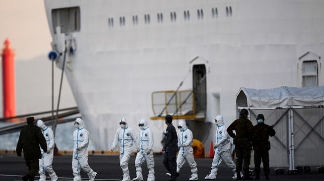 Sejumlah petugas kesehatan Jepang keluar dari kapal Diamond Princess yang dikarantina karena virus corona. (Foto: AFP)