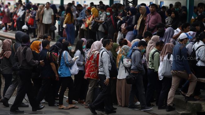 Sejumlah calon penumpang menunggu kedatangan kereta di Stasiun Manggarai, Jakarta, Kamis (13/2).[Suara.com/Angga Budhiyanto]
