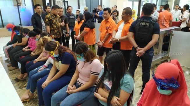 Bareskrim Polri merilis kasus kasus prostitusi modus kawin kontrak di kawasan Puncak, Bogor, Jabar. (Suara.com/Stephanus Aranditio).