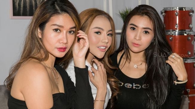 Model Cendy Glenata (kiri), Lisa Mariana Presley (tengah), dan Gege Fransiska (kanan) berfoto saat berkunjung ke kantor Suara.com di Jakarta Selatan, Kamis (06/02). [Suara.com/Alfian Winanto]
