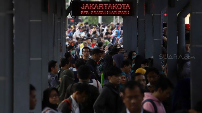 Sejumlah calon penumpang menunggu kedatangan kereta di Stasiun Manggarai, Jakarta, Kamis (13/2).[Suara.com/Angga Budhiyanto]
