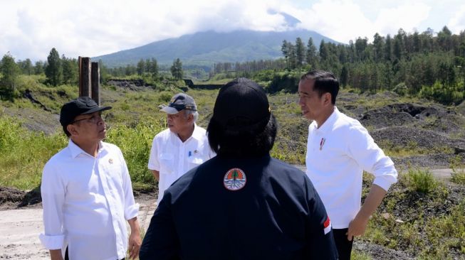 Presiden Joko Widodo (Jokowi) menyambangi Sabo Dam Kali Putih di Kawasan Taman Nasional Gunung Merapi Jurang Jero, Kabupaten Magelang, Provinsi Jawa Tengah, Jumat (14/2/2020). (Biro pers Media dan informasi Sekretariat Presiden)