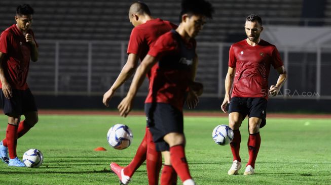 Penyerang tim nasional Indonesia Ilija Spasojevic (kanan) berlatih di Stadion Madya, kompleks Gelora Bung karno (GBK), Senayan, Jakarta, Jumat (14/2). [Suara.com/Angga Budhiyanto]  