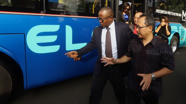 
Presiden terpilih Guinea-Bissau Umaro Cissoko Embalo (kiri) berbincang dengan Technical Director PT. Mobil Anak Bangsa Bambang Tri Soepandji (kanan) setibanya di Bandara Halimperdanakusuma, Jakarta, Jumat (14/2). [Suara.com/Angga Budhiyanto]    