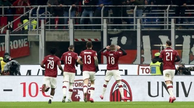 Striker AC Milan Ante Rebic (no 18) merayakan golnya ke gawang Juventus di leg pertama semifinal Coppa Italia di San Siro. Isabella BONOTTO / AFP