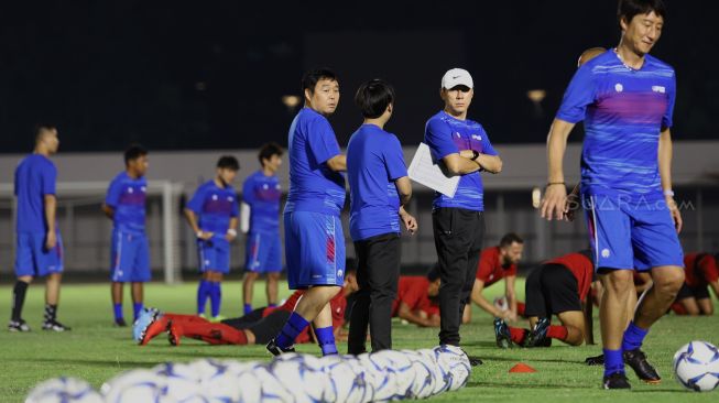 Pelatih Shin Tae-yong (kedua kanan) memimpin latihan tim nasional sepak bola Indonesia di Stadion Madya, kompleks Gelora Bung karno (GBK), Senayan, Jakarta, Jumat (14/2). [Suara.com/Angga Budhiyanto]