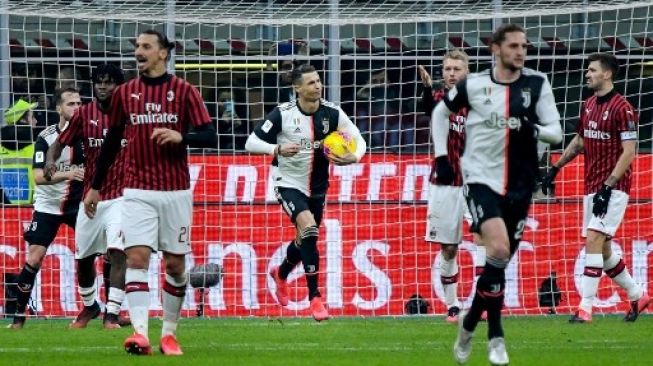 Pemain Juventus Cristiano Ronaldo mengambil bola setelah menjebol gawang AC Milan dari titik penalti di leg pertama semifinal Coppa Italia. Alberto PIZZOLI / AFP 
