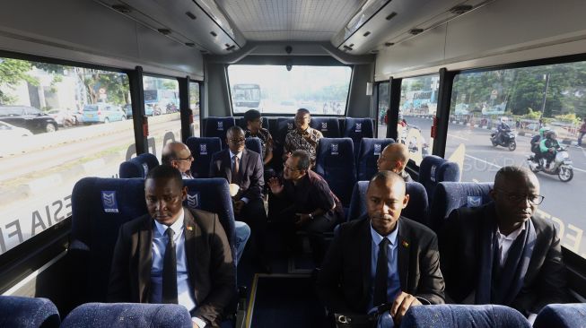 Presiden terpilih Guinea-Bissau Umaro Cissoko Embalo (kedua kiri) berbincang dengan Technical Director PT. Mobil Anak Bangsa Bambang Tri Soepandji (kedua kanan) saat berada di dalam bus Mobil Anak Bangsa (MAB) menuju Bandara Halimperdanakusuma, Jakarta, Jumat (14/2).  [Suara.com/Angga Budhiyanto]