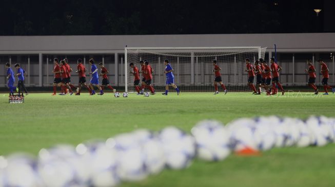 Sejumlah pesepak bola tim nasional Indonesia berlatih di Stadion Madya, kompleks Gelora Bung karno (GBK), Senayan, Jakarta, Jumat (14/2). [Suara.com/Angga Budhiyanto]