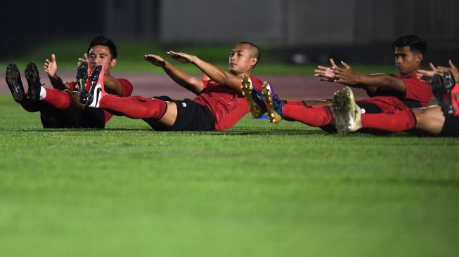 Pesepak bola Hansamu Yama (tengah) bersama rekan-rekannya dalam tim nasional Indonesia berlatih di Stadion Madya, kompleks Gelora Bung karno (GBK), Senayan, Jakarta, Jumat (14/2/2020) malam. Sebanyak 30 pesepak bola dari total 34 yang dipanggil mengikuti latihan perdana yang dipimpin Shin Tae-yong. ANTARA FOTO/Aditya Pradana Putra/nz