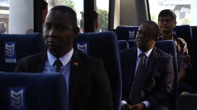 Presiden terpilih Guinea-Bissau Umaro Cissoko Embalo (tengah) saat berada di dalam bus Mobil Anak Bangsa (MAB) menuju Bandara Halimperdanakusuma, Jakarta, Jumat (14/2). [Suara.com/Angga Budhiyanto]  
