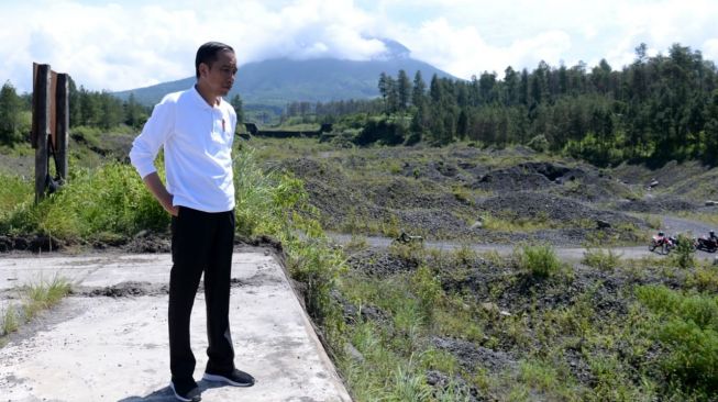 Jokowi Cek Sabo Dam Pengendali Lahar Gunung Merapi Pasca Erupsi