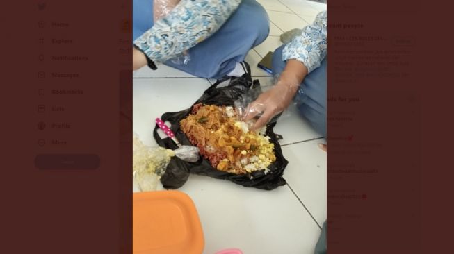 Makan di atas plastik hitam. [Twitter]