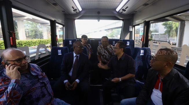 Presiden terpilih Guinea-Bissau Umaro Cissoko Embalo (kedua kiri) berbincang dengan Technical Director PT. Mobil Anak Bangsa Bambang Tri Soepandji (kedua kanan) saat berada di dalam bus Mobil Anak Bangsa (MAB) menuju Bandara Halimperdanakusuma, Jakarta, Jumat (14/2).  [Suara.com/Angga Budhiyanto]