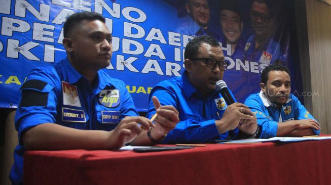 Ketua Caretaker DPD KNPI DKI Jakarta Rachmat Ariyanto (tengah) bersama Sekretaris Caretaker DPD KNPI DKI Jakarta Sadek Rahman Bahta (kanan) dan Bendahara Caretaker DPD KNPI DKI Jakarta Denny F (kiri) memberikan keterangan kepada wartawan usai rapat pleno di Jakarta, Kamis (13/2).[Suara.com/Oke Atmaja]
