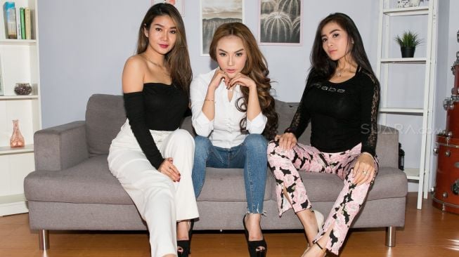 Model Cendy Glenata (kiri), Lisa Mariana Presley (tengah), dan Gege Fransiska (kanan) berpose saat berkunjung ke kantor Suara.com di Jakarta Selatan, Kamis (06/02). [Suara.com/Alfian Winanto]
