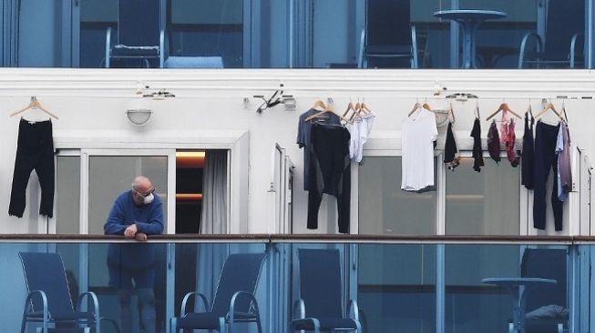 Seorang penumpang kapal pesiar Diamond Princess mengenakan masker. (Foto: AFP)