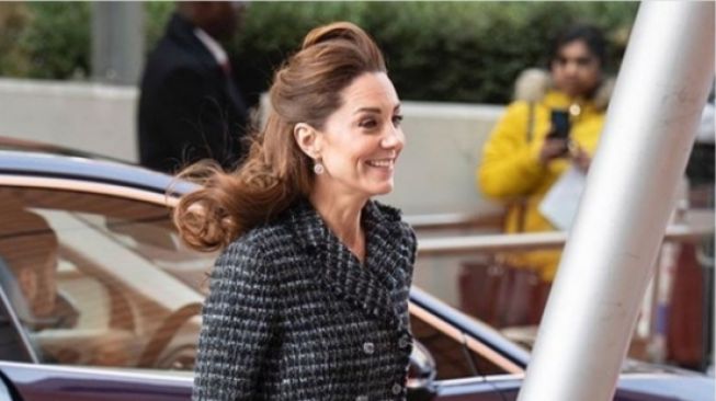 Hits: Viral Kakek Jual Intisari, Harga Anting Kate Middleton Bikin Melongo