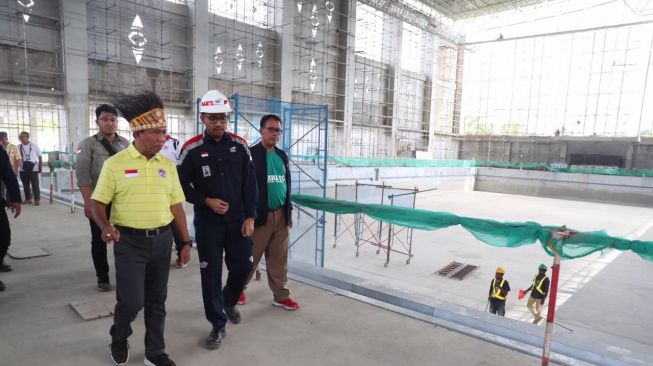 Menteri Pemuda dan Olahraga (Menpora) Zainudin Amali memuji Venue Akutik yang akan digunakan untuk PON 2020 di Jayapura, Papua dengan memiliki standar internasional. Pernyataan itu disampaikan Menpora usai meninjau langsung arena akuatik di Jayapura pada Kamis (13/2/2020). (Dok : Menpora). 