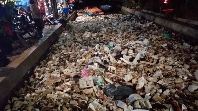 Sampah Kiriman Penuhi Aliran Sungai Di Jaksel