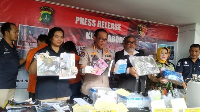 Polda Metro Jaya mengungkap kasus klinik aborsi di kawasan Paseban, Senen, Jakarta Pusat. (Suara.com/M Yasir).