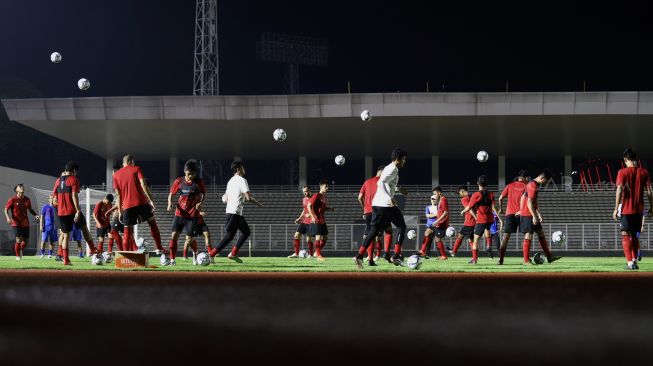 Sejumlah pesepak bola tim nasional Indonesia berlatih di Stadion Madya, kompleks Gelora Bung karno (GBK), Senayan, Jakarta, Jumat (14/2). [Suara.com/Angga Budhiyanto]