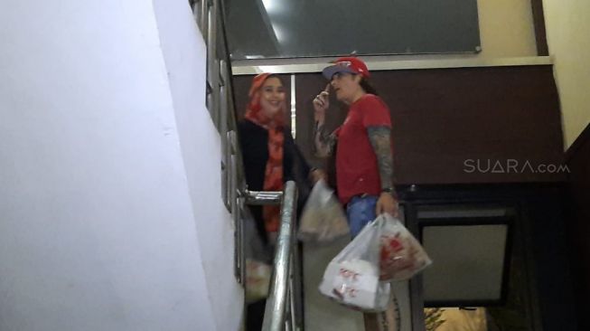 Ayu Azhari dan Mike Tramp menyambangi Polres Jakarta Selatan, Jumat (14/2/2020). [Ismail/Suara.com]