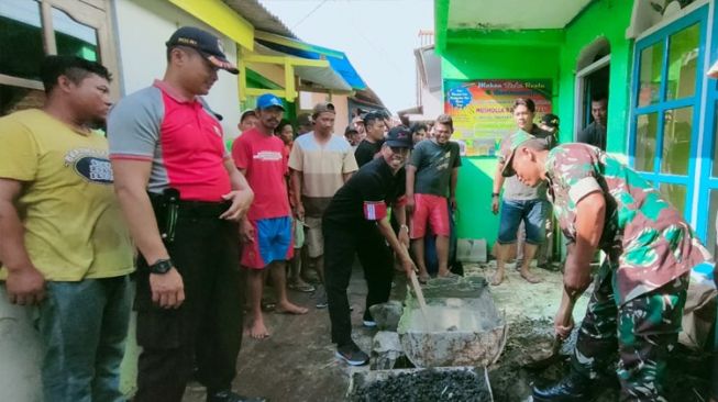 Bupati Cilacap Punguti Sampah Bersama Warga