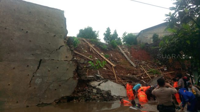 Tim evakuasi bencana alam banjir dan longsor dilakukan jajaran Kodim 0508 Depok, Polres Metro Depok, Tagana, dan DPUPR Kota Depok di kawasan Tirta Mandala, Kecamatan Cilodong, Sabtu (15/2/2020). (Supriyadi).