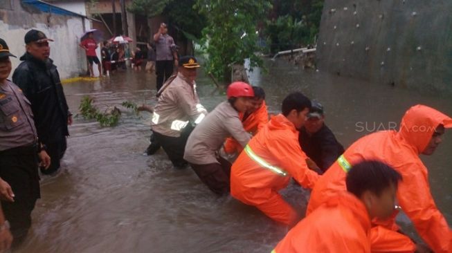 Tim evakuasi bencana alam banjir dan longsor dilakukan jajaran Kodim 0508 Depok, Polres Metro Depok, Tagana, dan DPUPR Kota Depok di kawasan Tirta Mandala, Kecamatan Cilodong, Sabtu (15/2/2020). (Supriyadi).