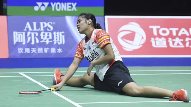 Ekpresi pebulutangkis tunggal putri Indonesia, Gregoria Mariska Tunjung, setelah kehilangan poin dari Akane Yamaguchi (Jepang) dalam laga semifinal Piala Sudirman 2019 di Nanning, China, Sabtu (25/5). [AFP/Wang Zhao]