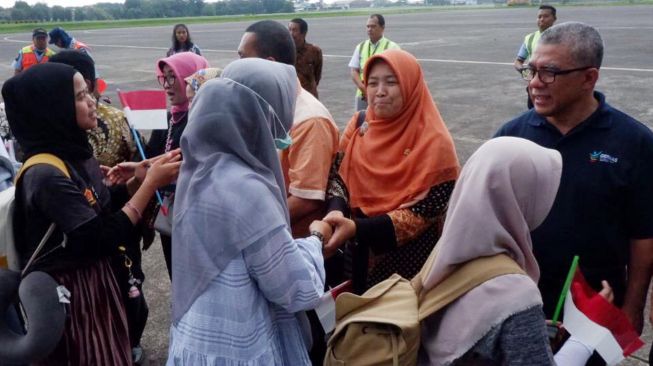 Anggota Komisi IX DPR RI Kurniasih Mufidayati (Hijab orange) bersama rombongan menyambut kedatangan sejumlah WNI yang telah menjalani observasi Virus Corona di Natuna saat tiba di Bandara Halim Perdana Kusuma, Jakarta Timur, Sabtu (15/2). [Foto/dok DPR]