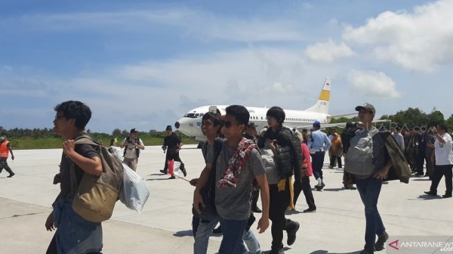 WNI yang diobservasi di Natuna berjalan ke pesawat untuk terbang ke Jakarta untuk kembali ke daerah masing-masing, Natuna, Kepri, Sabtu (15/2/2020) (ANTARA/Prisca Triferna)