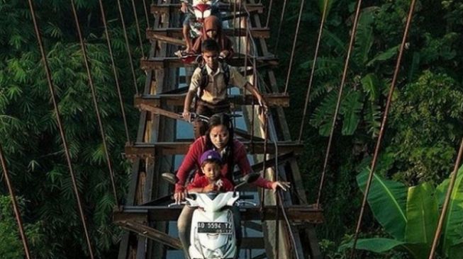 Jembatan gantung dengan pelintas bermotor serta sepeda pancal [screenshot Instagram: @keluarbentar].