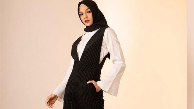 Simak Tips Pakai Jumpsuit untuk Hijaber