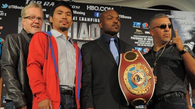 (Dari kiri) Pelatih Freddie Roach, Manny Pacquiao, Timothy Bradley, dan pelatih Joel Diaz dalam konferensi pers di Beverly Hills Hotel, California, Selasa (4/2/2014). [AFP/Joe Klamar]