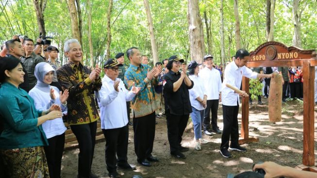 Presiden Jokowi dan Gubernur Jateng Tanam Pohon di Desa Jatisari