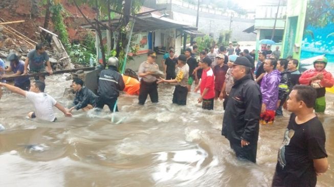 Turap Kali Jantung Longsor, Ratusan Rumah di Depok Terendam Banjir