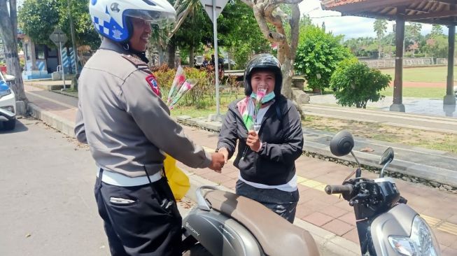 Bangun  Tertib Berlalulintas, Polres Bangli Bagikan Bunga dan Coklat